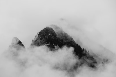 云层覆盖的山的灰度照片